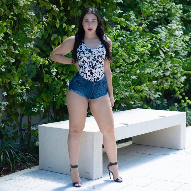 Suatu hari ada seorang pria yang mengirim pesan ke DM dan menawarkan 300 poundsterling untuk 10 foto kakiku, tanpa bagian pribadi atau menampilan wajahku, ujar Desiree.  Foto: Instagram