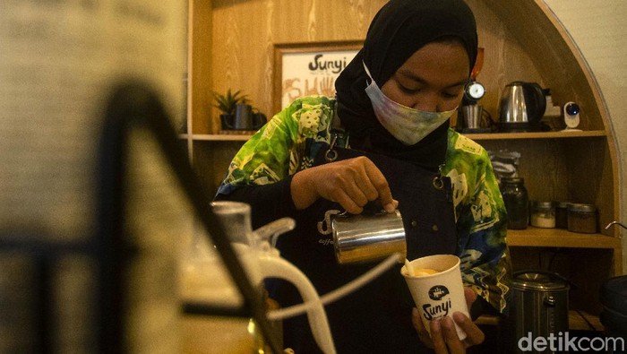 Sunyi House of Coffee and Hope diketahui mempekerjakan para penyandang disabilitas. Di sana mereka bekerja sebagai pembuat kopi hingga juru parkir.