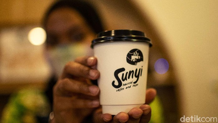 Sunyi House of Coffee and Hope diketahui mempekerjakan para penyandang disabilitas. Di sana mereka bekerja sebagai pembuat kopi hingga juru parkir.