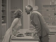 Ciuman Elizabeth Olsen dan Paul Bettany Bikin Ribut