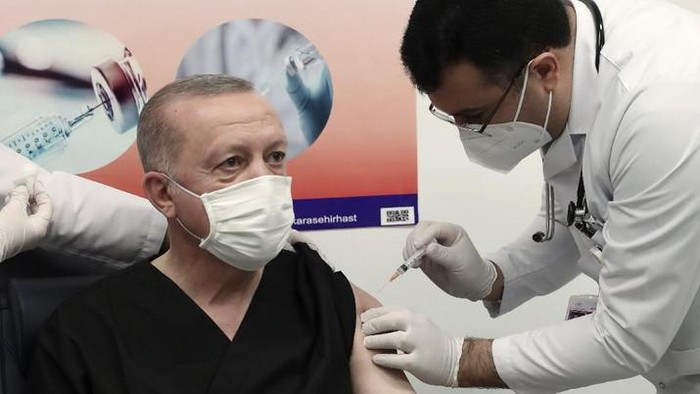 Erdogan disuntik vaksin Corona buatan Sinovac (AP Photo)