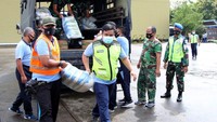 Menteri Sosial Tri Rismaharini telah memerintahkan jajarannya untuk secepatnya mengirimkan personel Taruna Siaga Bencana (Tagana) wilayah sekitarnya, Tim Layanan Dukungan Psikososial (LDP), serta menyalurkan berbagai bantuan logistik menyusul gempa bumi berkekuatan magnitudo (M) 6,2 yang mengguncang Majene dan Mamuju, propinsi Sulawesi Barat. Foto: dok. Lanud Hasanuddin