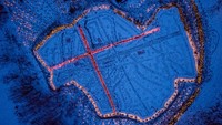 Puluhan ribu lilin dinyalakan membentuk salib untuk memperingati sekitar 32.000 korban COVID-19 di Jerman, di Zella -Mehlis, Jerman. Getty Images/Jens Schlueter  