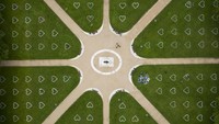 Tanda hati dibuat untuk jaga jarak warga yang ingin bersantai di Queen Square, Bristol, Inggris. Getty Images/Matthew Horwood  