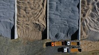 Dump truck berdiri di antara tumpukan pasir dan kerikil di lokasi konstruksi stan Tesla Gigafactory di Berlin, Jerman. Getty Images/Sean Gallup  