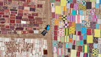 Karpet terlihat mengering di bawah sinar matahari di Dosemealti, Turki. Getty Images/Burak Kara  