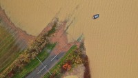Sebuah mobil terlihat sebagian terendam air banjir, di Bardney, Lincoln, Inggris, (15/11/2019). Getty Images/Christopher Furlong  