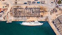 Pemandangan udara dari kapal pesiar yang terbalik akibat ledakan di Pelabuhan Beirut, Lebanon. Getty Images/Haytham Al Achkar  