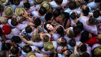 Kepadatan orang-orang saat merayakan pesta pembukaan San Fermin Running of the Bulls pada 6 Juli 2015 di Pamplona, Spanyol. Getty Images/David Ramos  