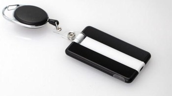Benda yang terlihat seperti lanyard ini adalah Seguro Smartspace yang bisa membantu social distancing di tengah pandemi. Perangkat ini akan berbunyi jika terlalu dekat dengan orang lain yang juga menggunakannya, sekaligus menyediakan informasi contact tracing. Foto: Seguro