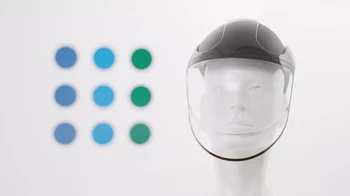 Seguro Airsafe adalah face shield canggih yang berbentuk seperti helm. Perangkat ini menggunakan filter, kipas dan tekanan udara untuk mencegah udara yang belum disaring agar tidak memasuki area bernapas. Airsafe dijual lewat program crowdfunding yang akan dibuka bulan Februari mendatang. Foto: Seguro
