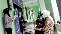 Sebanyak 14 tenaga medis disuntik vaksin Cinovac sejak pukul 11.00 WIB. Sebelum menjalani vaksinasi COVID-19, para tenaga medis telah lebih dahulu mendaftar dan menjalani proses skrining.