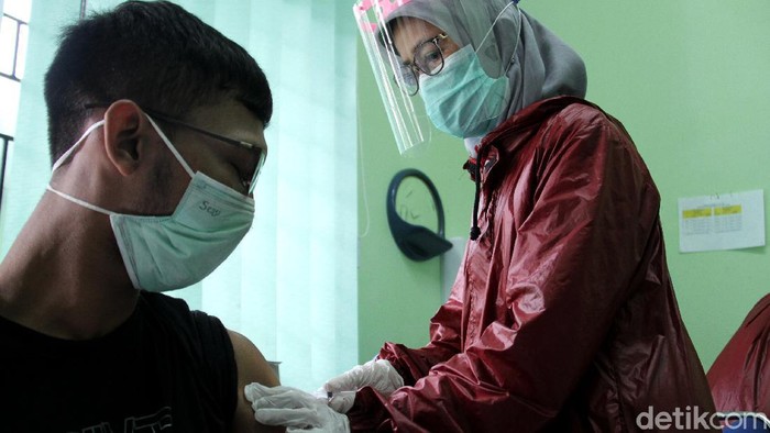 Sebanyak 14 tenaga medis di Depok menjalani proses vaksinasi COVID-19. Para tenaga medis itu disuntik vaksin Sinovac.