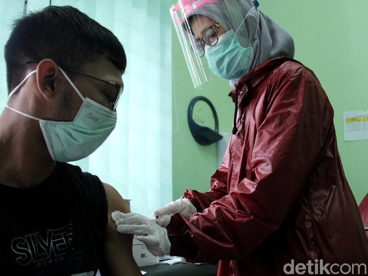 Giliran Tenaga Medis di Depok Suntik Vaksin Corona Sinovac