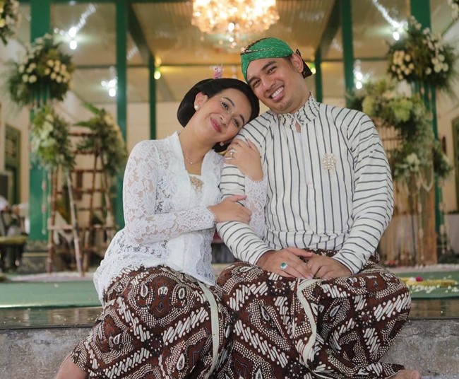 GKR Bendara telah menikah dengan Achmad Ubaidillah yang diberi gelar Kanjeng Pangeran Haryo Yudanegara di 2011. Ketika itu, pernikahannya jadi perbincangan karena Achmad tidak berasal dari suku Jawa tapi Melayu. Ayah dari dua anaknya itu juga bukan keturunan bangsawan.Foto: Instagram @gkrbendara