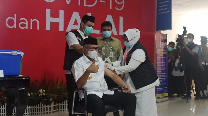 Gubernur Aceh Nova Iriansyah disuntik vaksin Corona (Agus Setyadi-detikcom)
