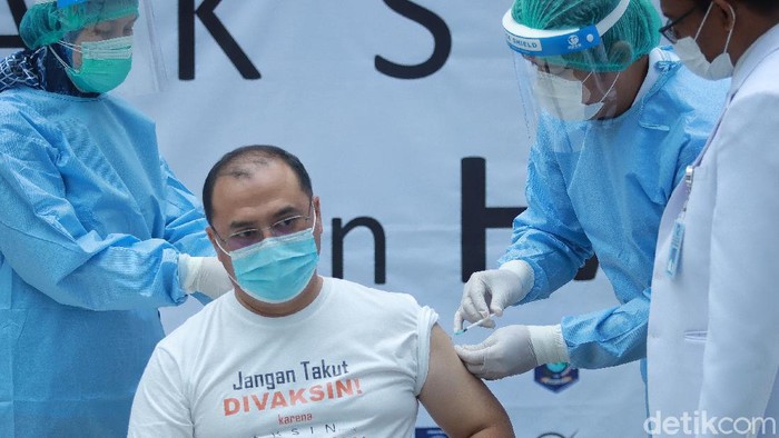 Gubernur Bangka Belitung (Babel) Erzaldi Rosman menjadi orang pertama yang divaksinasi virus Corona (COVID-19) (Deni Wahyono/detikcom)