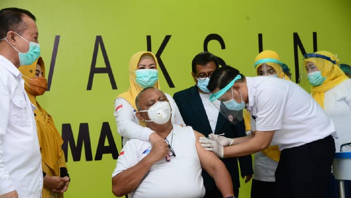 Gubernur Gorontalo Rusli Habibie Divaksinasi COVID-19