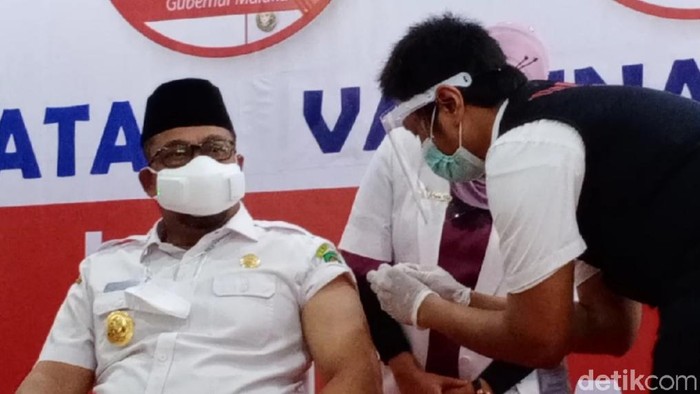 Gubernur Maluku Murad Ismail menjadi orang pertama yang disuntik vaksin COVID-19 di Maluku (Muslimin Abbas/detikcom)