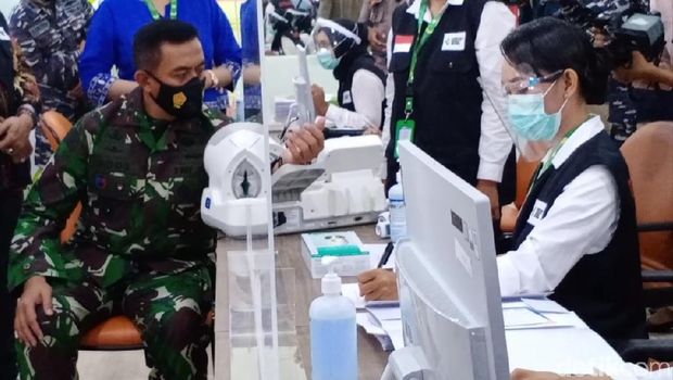 Gubernur Maluku Murad Ismail menjadi orang pertama yang disuntik vaksin COVID-19 di Maluku (Muslimin Abbas/detikcom)