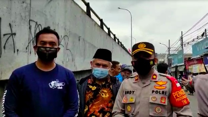 Hadir di lokasi, Kepala Seksi (Kasi) Pengelolaan Sampah Dinas Lingkungan Hidup (DLH) Tangsel Rastra Yudhatama (Yudha), Kapolsek Ciputat Timur Kompol Endy Mahandika, dan tokoh masyarakat Ciputat Kurniawan. (Taufieq RA/detikcom)