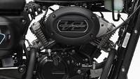 Tak seperti Harley-Davidson yang dijejali mesin-mesin besar, Aquila GV125S ini dibekali mesin v-twin berkapasitas 124,7 cc dengan sistem berpendingin cairan. Di atas kertas motor ini sanggup memuntahkan tenaga sebesar 14 daya kuda pada 10.000 rpm dan torsi maksimal 10,1 Nm di 9.250 rpm. Foto: Hyosung Aquila GV125S