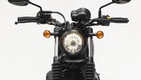 Meski tampangnya sangar, motor ini cukup ramah dengan tinggi tubuh orang-orang di Asia. Hampir-Davidson ini memiliki panjang maksimum 2.083 mm (20 cm lebih pendek dari pendahulunya), dengan jarak sumbu roda yang turun dari 1.515 menjadi 1.428 mm, dan ketinggian jok 710 mm. Foto: Hyosung Aquila GV125S