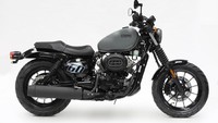 Ciri khas dari gaya motor Bobber ialah desain klasik tapi menggunakan profil ban yang berukuran besar. Aquila GV125S ini mengusung pelek 16 inci dengan ukuran ban 150 (belakang) dan 15 inci yang dibalut ban berukuran 120 (depan). Foto: Hyosung Aquila GV125S
