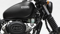 Motor ini dijual dalam pilihan warna matte dan hitam gloss dengan harga € 3,795 atau sekitar Rp 64 juta. Dengan banderol tersebut lebih mahal dari motor-motor matik 150 cc di Indonesia, Nmax termahal Rp 32,2 juta, atau  Honda ADV 150 tertinggi Rp 37,8 juta. Foto: Hyosung Aquila GV125S