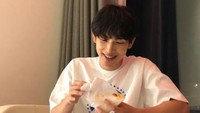 Ia juga terlihat menikmati sepotong sandwich. Senyum merekah Im Siwan menandakan kalau rasanya enak. Foto: Instagram @yim_siwang