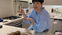 Setelah memasak, tentu saja Im Siwan menikmatinya. Seperti momennya satu ini, ia berada di dapurnya sambil menikmati makanan. Foto: Instagram @yim_siwang