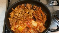 Lauk lainnya yang dimasak oleh Im Siwan adalah dakgalbi. Dakgalbi adalah tumisan ayam pedas yang rasanya mantul. Foto: Instagram @yim_siwang