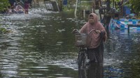 Warga menuntun sepedanya melintasi banjir yang merendam Jalan Prona di Banjarmasin, Kalimantan Selatan. Berdasarkan data yang telah dihimpun Badan Penanggulangan Bencana Daerah (BPBD) Provinsi Kalimantan Selatan dari tanggal 1 hingga 14 Januari, sebanyak 19.452 rumah terendam banjir di sejumlah wilayah di Kalimantan Selatan.