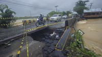 Sejumlah jalan pun rusak akibat banjir di Kalimantan Tersebut. Ruas jalan nasional di Provinsi Kalimantan Selatan menghubungkan antar Kabupaten dan Kota bahkan Provinsi Kalimantan Timur putus akibat banjir yang merusak oprit jembatan Sungai Salim sejak Kamis (14/1/2021) pagi. ANTARA FOTO/BAYU PRATAMA S.