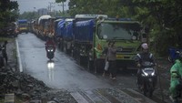 Sejumlah truk bermuatan barang tertahan di ruas jalan Ahmad Yani Km 55 akibat putusnya oprit jembatan di Kecamatan Mataraman, Kabupaten Banjar, Kalimantan Selatan, Jumat (15/1/2021).