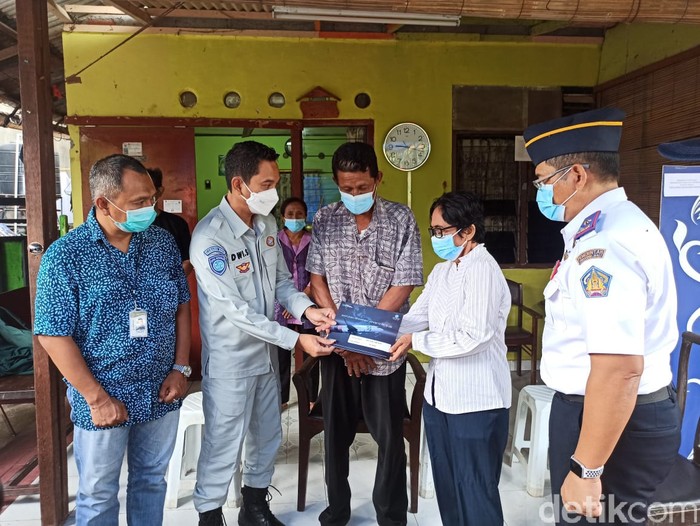 Jasa Raharja serahkan santunan kepada keluarga pramugari Sriwijaya Air SJ182 Mia Trestyani Wadu (Angga Riza/detikcom)