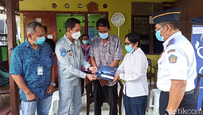 Jasa Raharja serahkan santunan kepada keluarga pramugari Sriwijaya Air SJ182 Mia Trestyani Wadu (Angga Riza/detikcom)