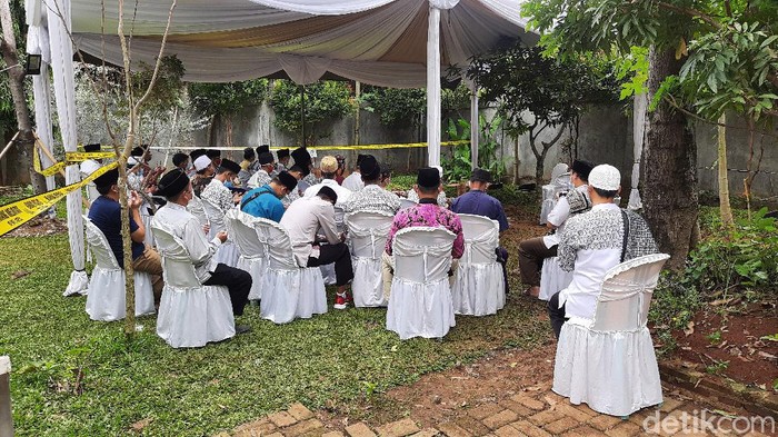 Jemaah Ziarah ke Makam Syekh Ali Jaber
