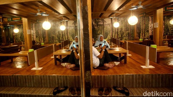 Penerapan pembatasan kegiatan masyarakat (PPKM) diberlakukan di Jawa-Bali. Sejumlah aturan diterapkan, salah satunya batasi jumlah pengunjung restoran jadi 25%.