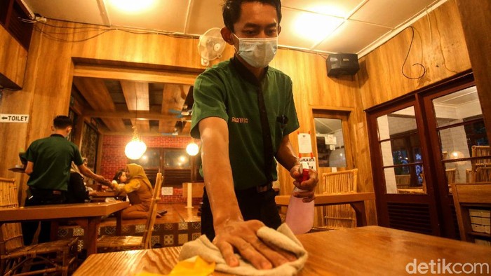 Penerapan pembatasan kegiatan masyarakat (PPKM) diberlakukan di Jawa-Bali. Sejumlah aturan diterapkan, salah satunya batasi jumlah pengunjung restoran jadi 25%.