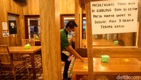 Salah satu aturan yang diterapkan adalah melakukan pembatasan terhadap jam buka di pusat perbelanjaan sampai pukul 19.00. Untuk makan dan minum di tempat maksimal diisi 25 persen dari kapasitas restoran.