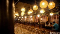 Syarat sertifikat vaksin juga diberlakukan oleh Dinas Pariwisata dan Ekonomi Kreatif (Disparekraf) DKI untuk restoran-kafe outdoor selama PPKM level 4 di Ibu Kota. Rifkianto Nugroho/detikcom