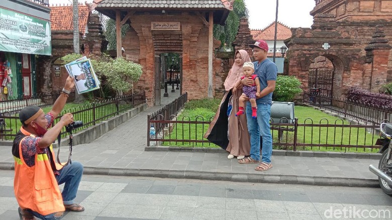 Juru foto di kawasan Menara Sunan Kudus, Jumat (15/1/2021) Juru foto di kawasan Menara Sunan Kudus, Jumat (15/1/2021)