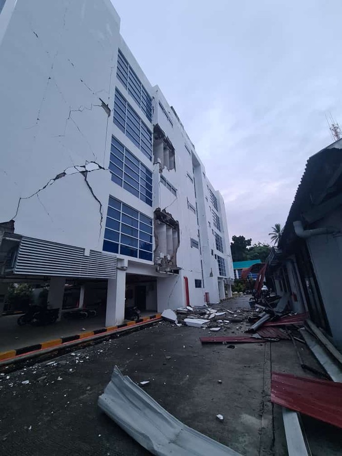 Kantor PLN Mamuju rusak akibat gempa