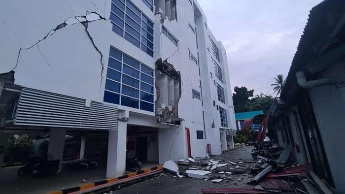 Kantor PLN Mamuju rusak akibat gempa