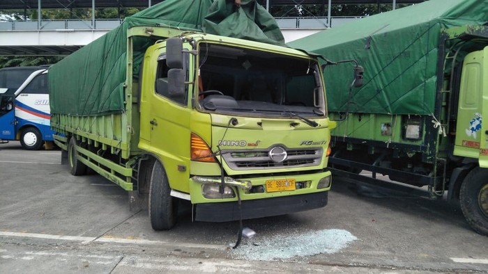 Kapal Feri Tabrak Pancang Pemecah Ombak di Merak, 15 Kendaraan Rusak(Foto: M Iqbal/detikcom)