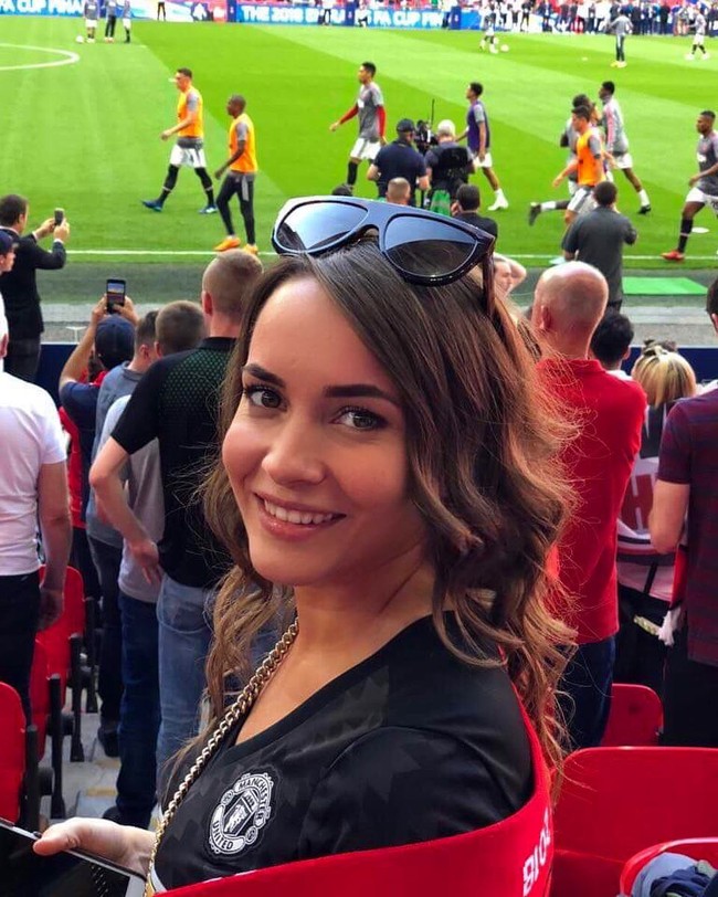 Terlebih ia kerap merayakan kemenangan klub favoritnya tersebut dengan mengunggah foto seksi. Foto: Instagram @katrina.maria