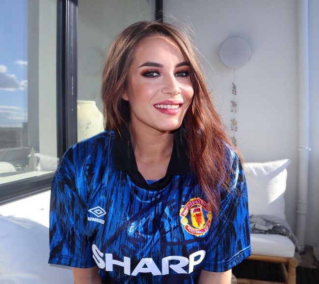 Seorang penggemar klub sepakbola Manchester United jadi viral karena penampilannya yang menggoda. Wanita bernama Katrina Maria itu pun sering disebut sebagai suporter MU paling seksi. Foto: Instagram @katrina.maria