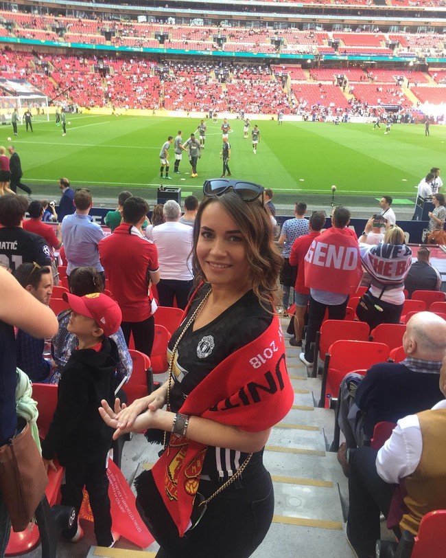 Tak hanya mengunggah foto pakai jersey MU, wanita itu juga beberapa kali memperlihatkan gayanya ketika nonton pertandingan langsung. Model itu kedapatan pernah menyaksikan pertandingan di Old Trafford. Foto: Instagram @katrina.maria