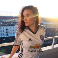 Hampir di semua fotonya di Instagram, Katrina menggunakan baju Manchester United. Tampaknya ia memang ingin menarik atensi para penggemar Red Devils.Foto: Instagram @katrina.maria